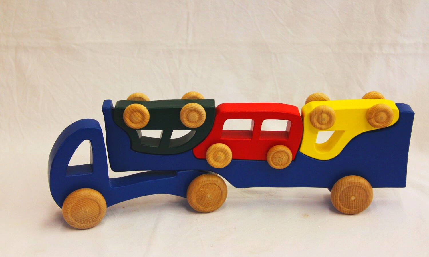 Spielzeuglastwagen aus Holz