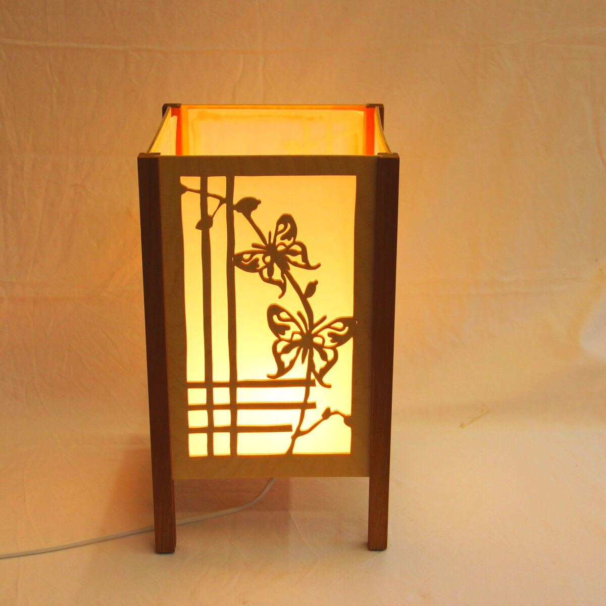Lampe mit Schmetterlingmuster aus Holz